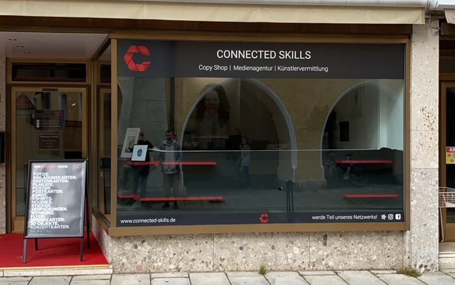 Schaufenster mit der Beschriftung CONNECTED SKILLS, Copy Shop, Medienagentur, Künstlervermittlung